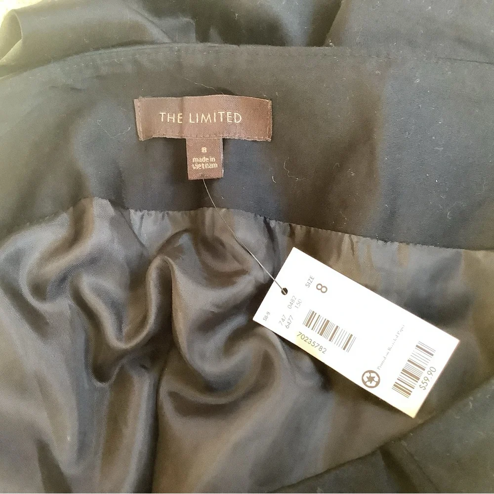 The Limited NWT black pleated skirt Sz 8.